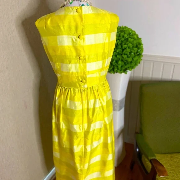 Stunning silk dress, best fit a size 8 to 10. - Picture 8 of 9